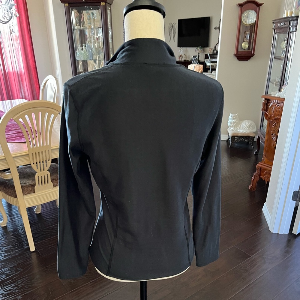 Beautiful snow angel ski top size medium very soft.